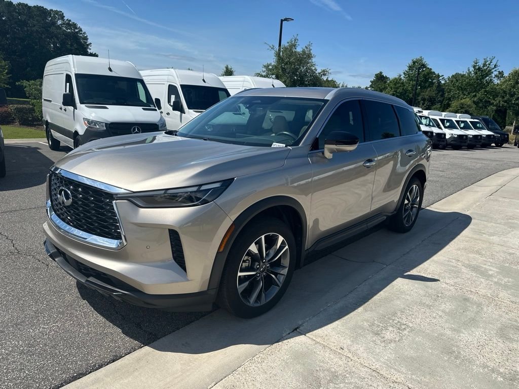 Used 2024 Silver INFINITI LUXE image 3