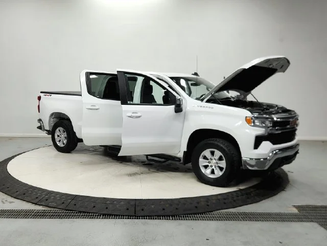 Used 2025 Summit White Chevrolet LT image 10