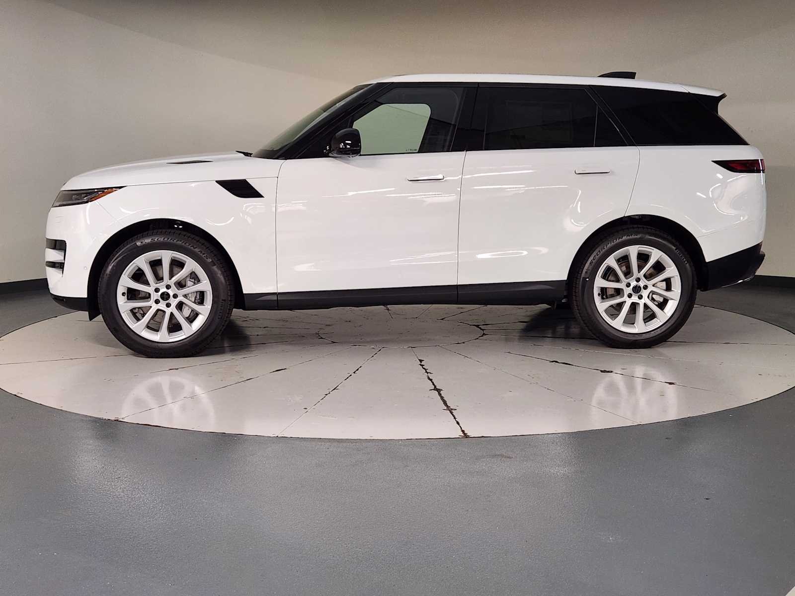 New 2027 Fuji White Land Rover SE image 5