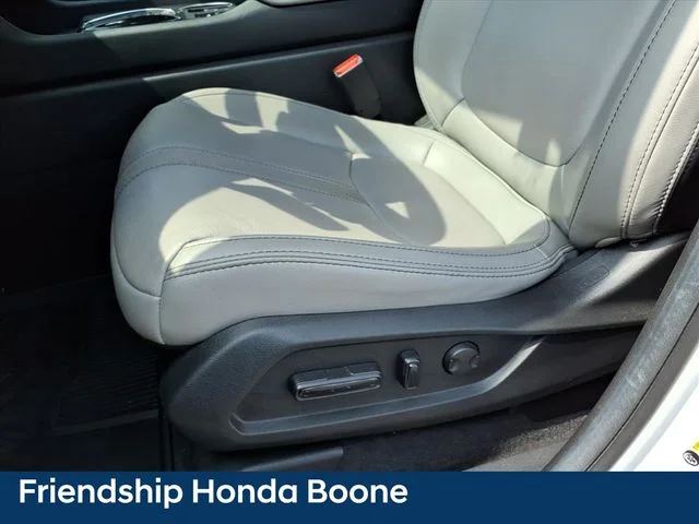 Used 2025 White Honda Touring image 28