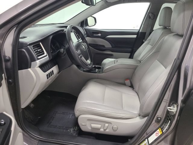 Used 2015 Predawn Gray Mica Toyota XLE image 17