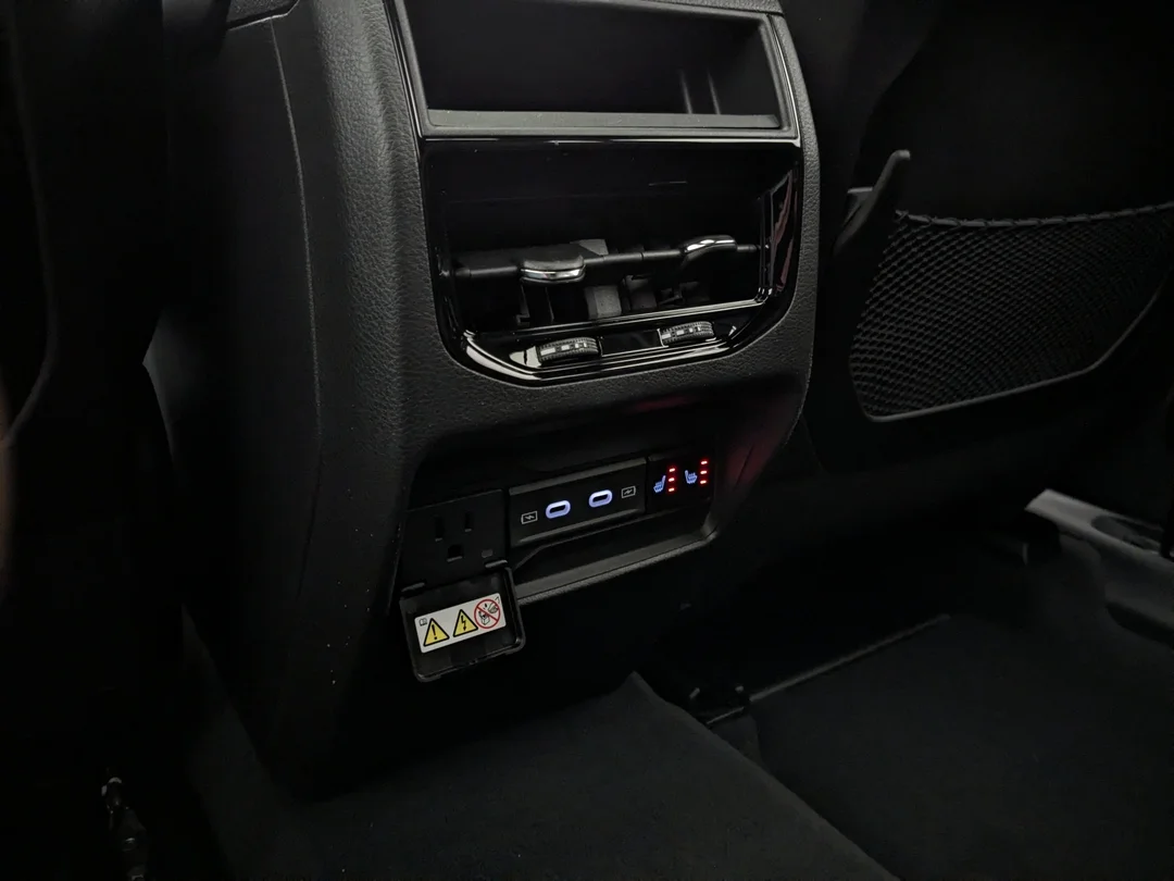 New 2026 Black Jeep Limited Reserve - - 4x4 - Pano Sunroof - Nappa Lthr - Vent Seats - Tow Pkg - Remote Start & More! image 27