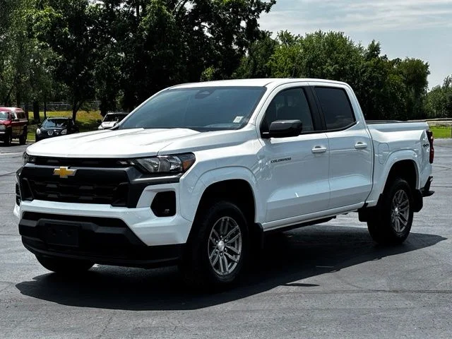 Used 2024 White Chevrolet LT image 3