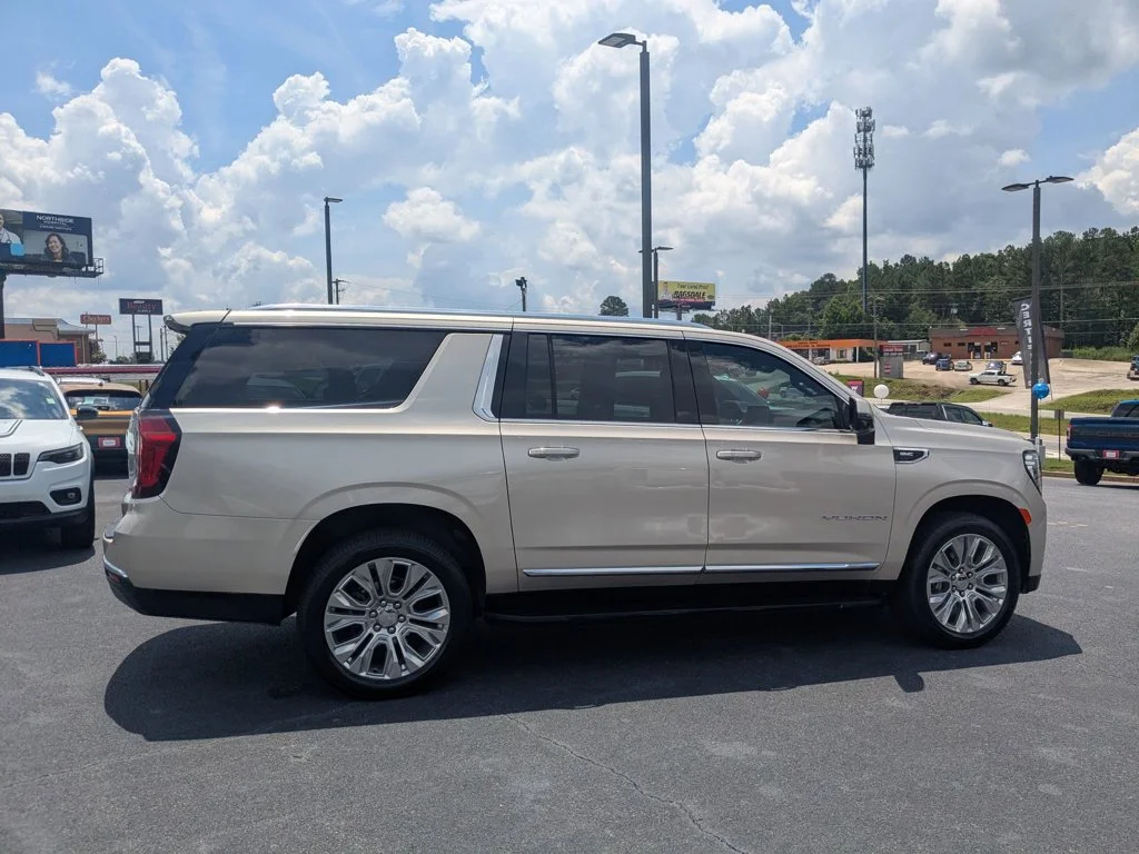 Used 2022 Pearl Beige Metallic GMC SLT image 4