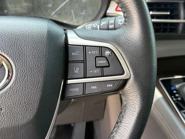 Certified Used 2022 Silver Toyota XLE image 44