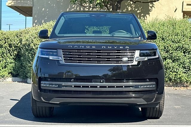 New 2026 Obsidian Black in Gloss Finish Land Rover SE image 8