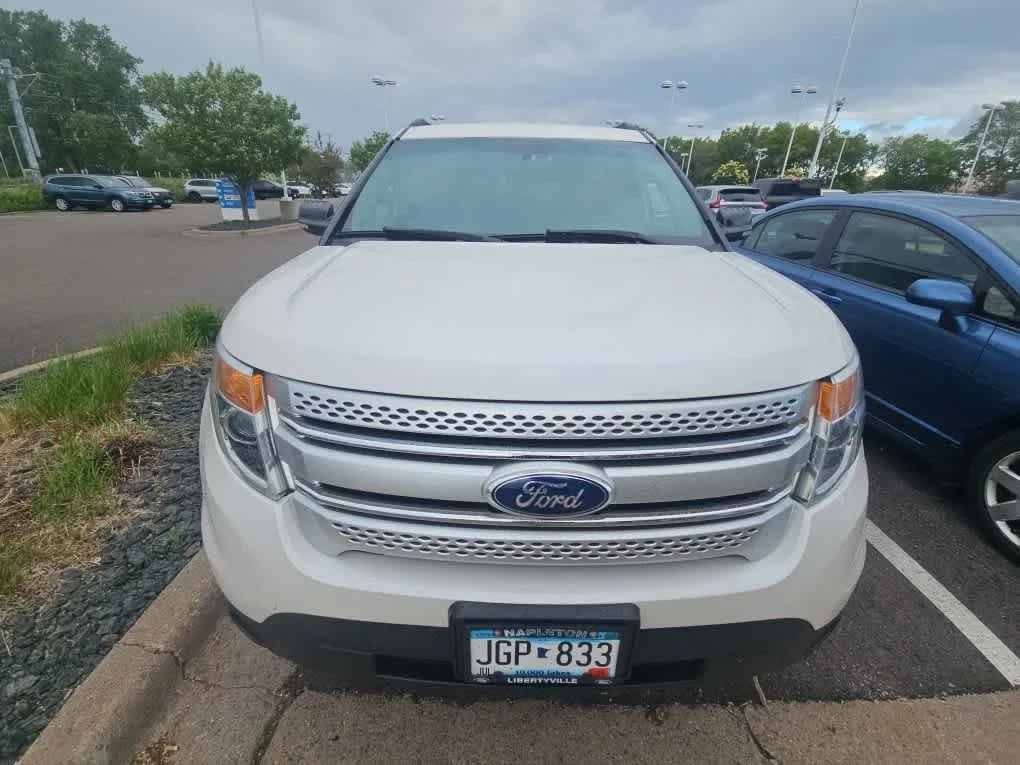 Used 2015 White Platinum Metallic Tri-Coat Ford XLT image 2