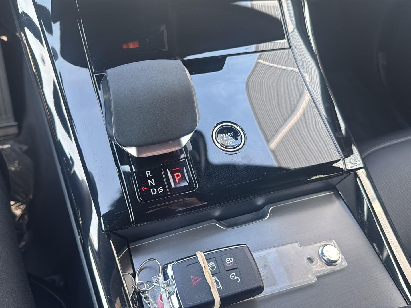 New 2027 Santorini Black Land Rover SE image 27