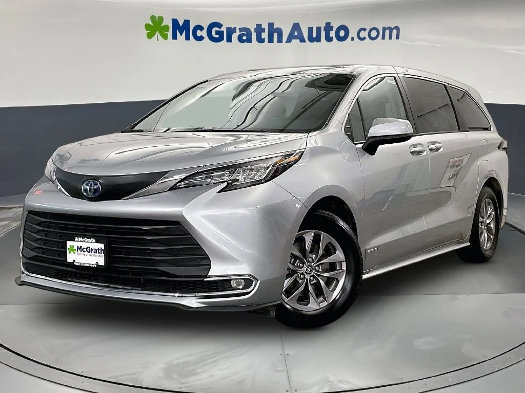 Used 2021 Silver Toyota XLE image 2