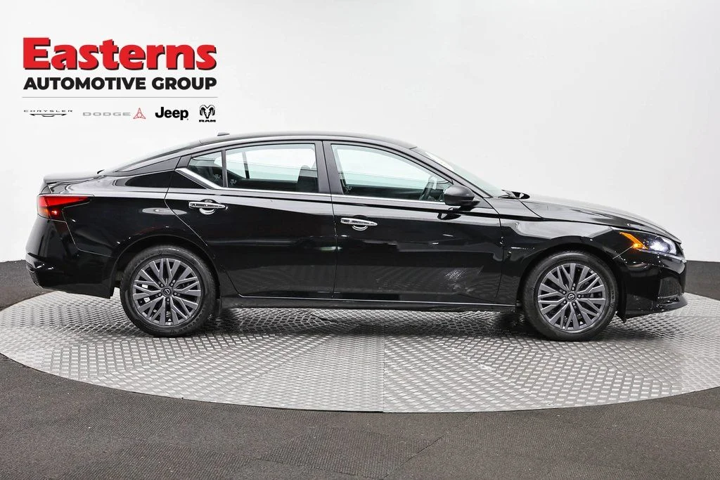 Used 2025 Black Nissan 2.5 SV image 3