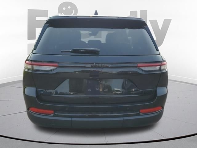 Used 2023 Black Jeep Altitude X image 4