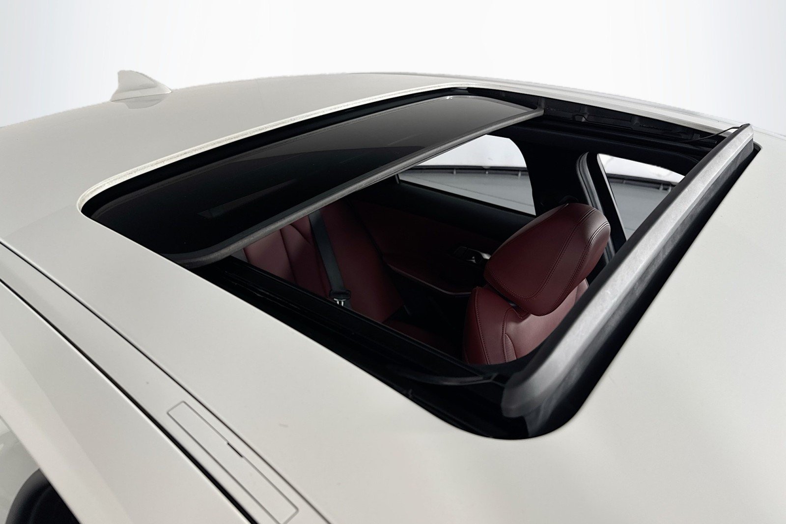 Used 2022 Alpine White BMW 330e image 22