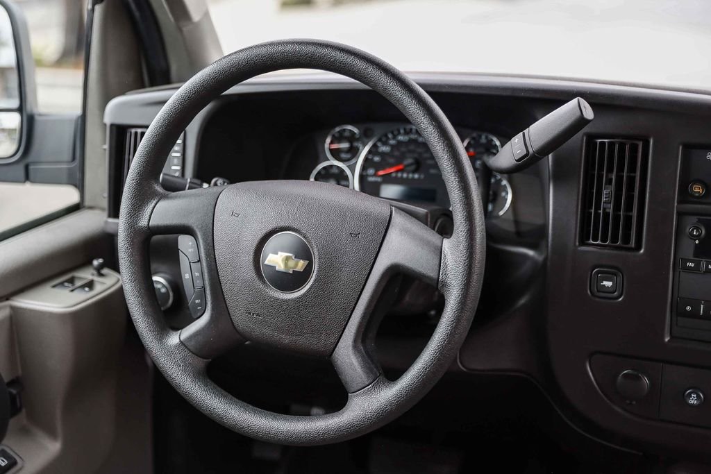 2024 Chevrolet Express Passenger LT - Photo 17