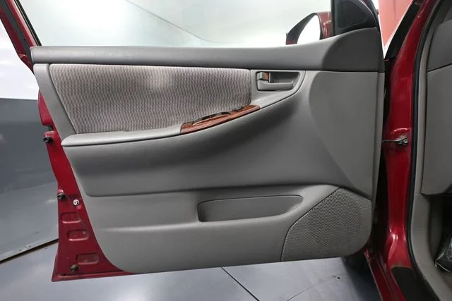 Used 2005 Red Toyota LE image 16