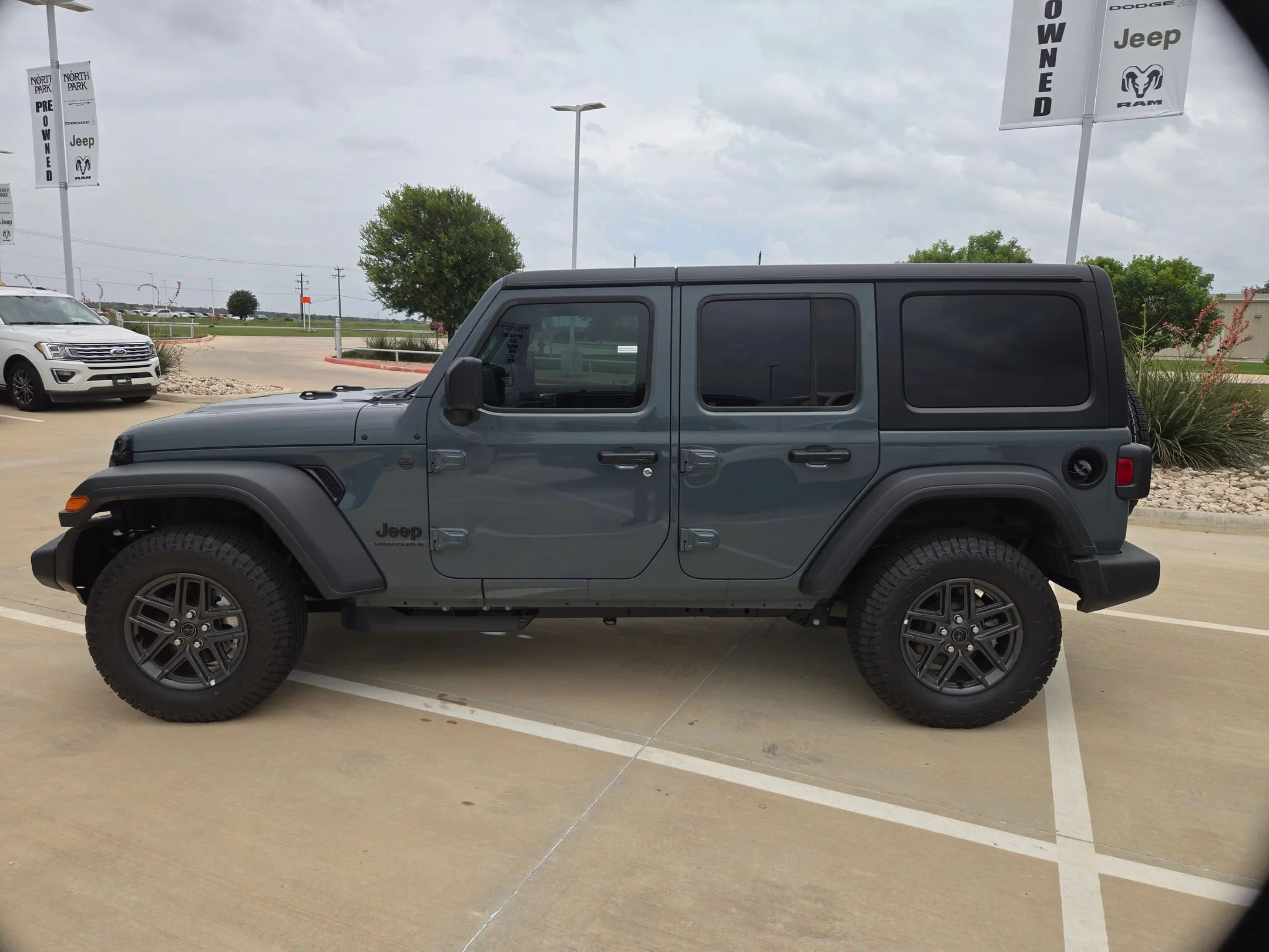 New 2026 Anvil Clear-Coat Exterior Paint Jeep Sport S image 6