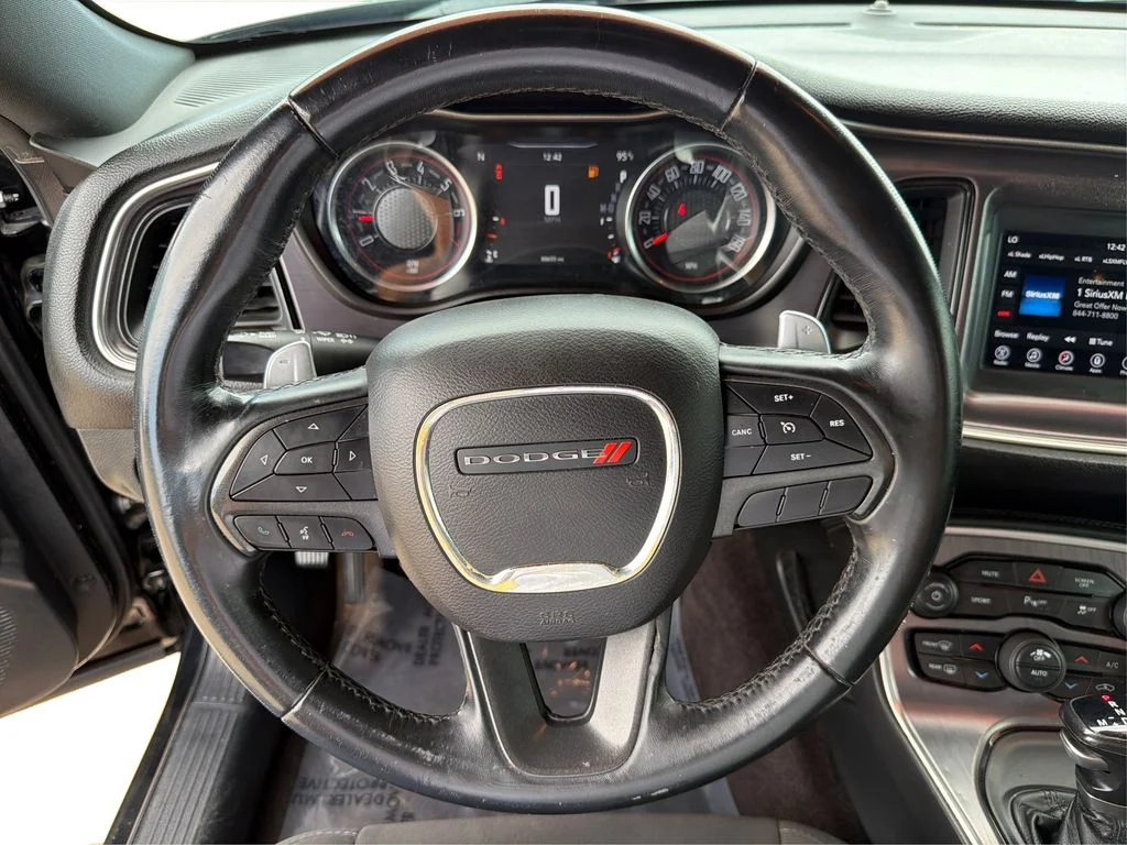 Used 2018 Pitch Black Clearcoat Dodge SXT image 17