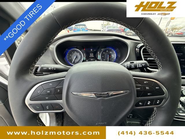 Used 2025 White Chrysler Select image 11