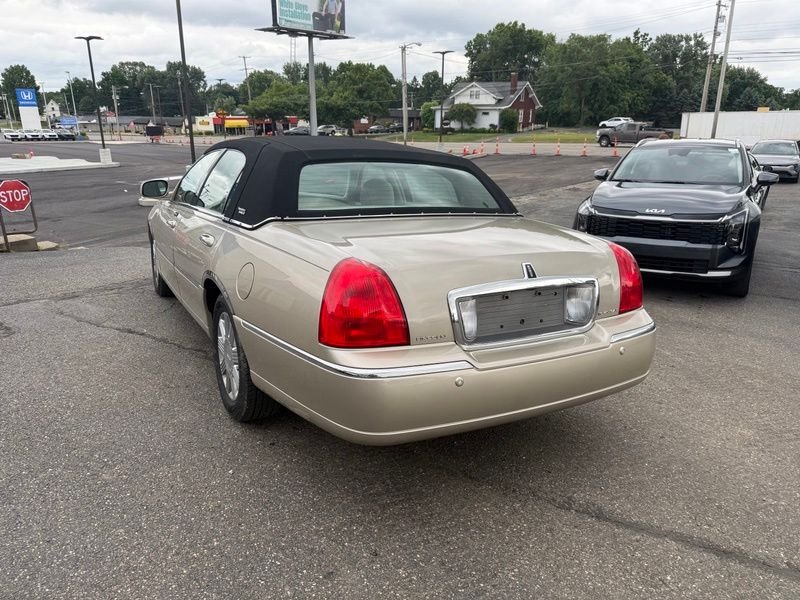 Used 2005 Beige Lincoln Signature image 6