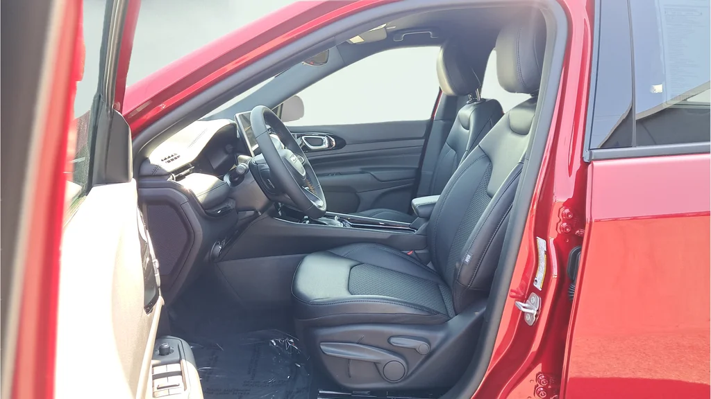 New 2026 Red Hot Pearlcoat Jeep Latitude image 10