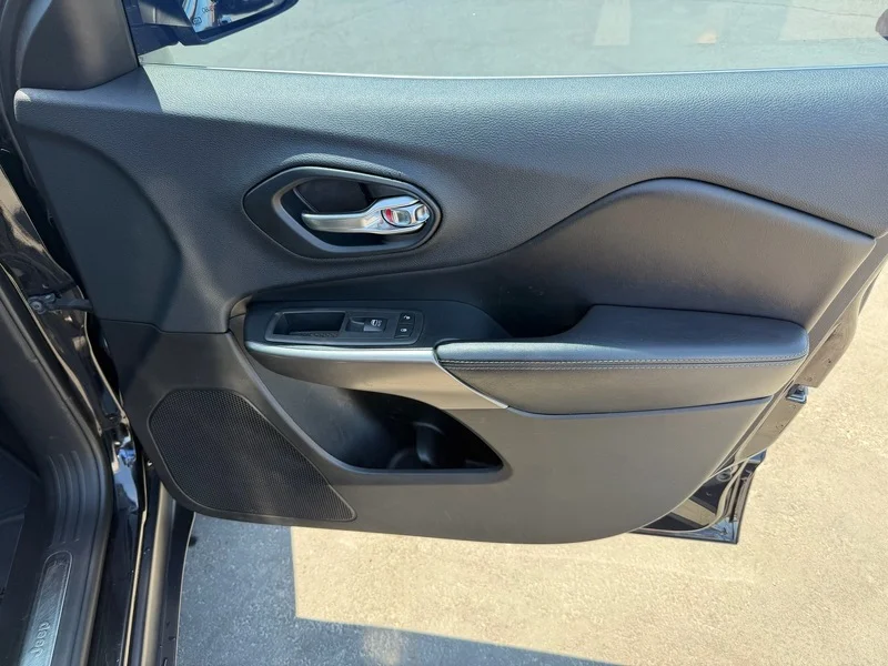 Used 2019 Diamond Black Cry Jeep Limited image 20