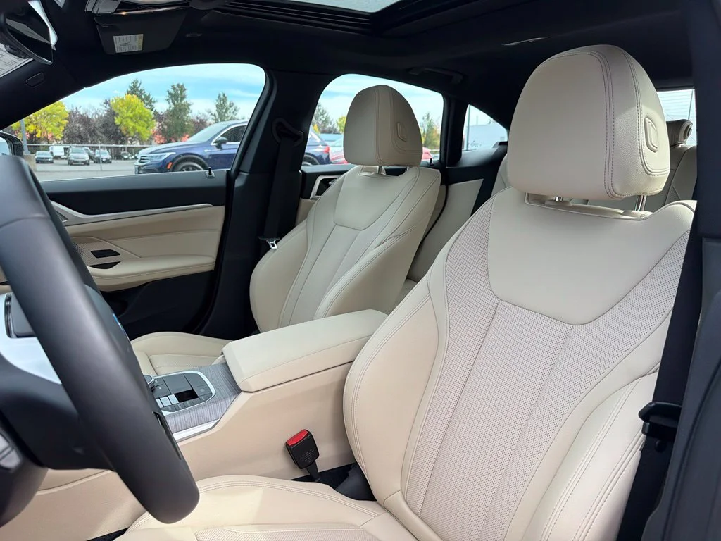 Used 2025 Alpine White BMW xDrive40 image 15