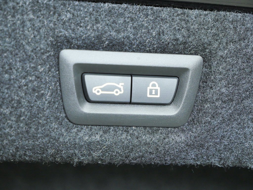 Used 2018 Black Sapphire Metallic BMW 540i xDrive image 29