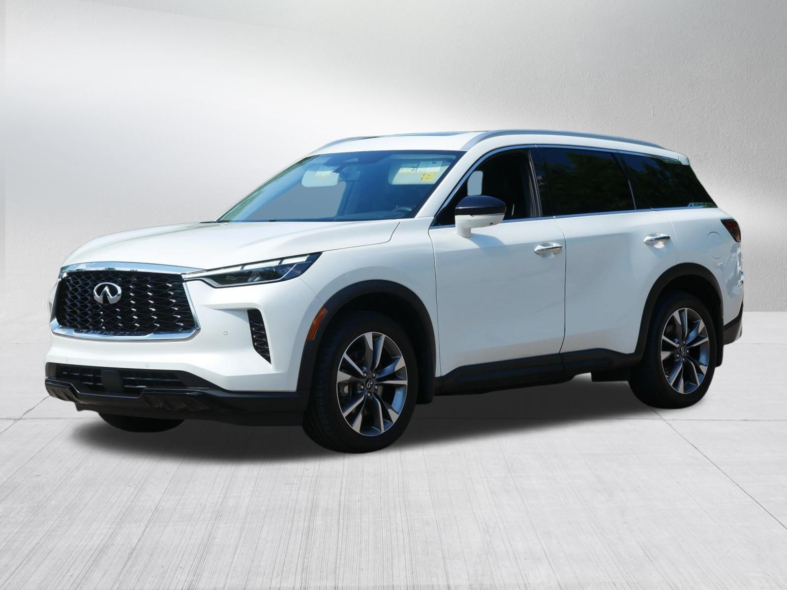 Used 2023 Majestic White INFINITI LUXE image 3