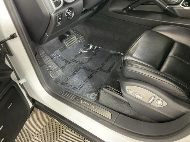 Used 2017  Porsche  image 15