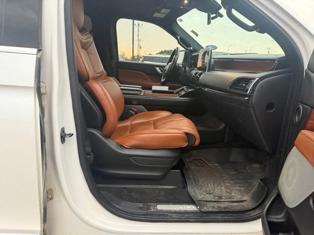 Used 2018 White Lincoln Reserve image 13
