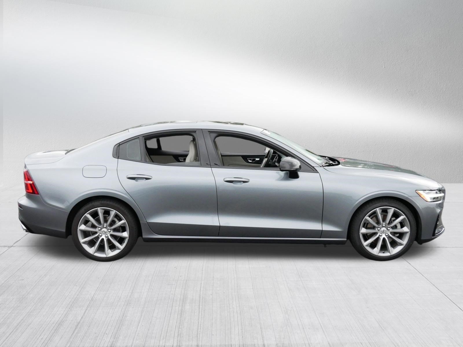 Used 2021 Osmium Grey Metallic Volvo Momentum image 8