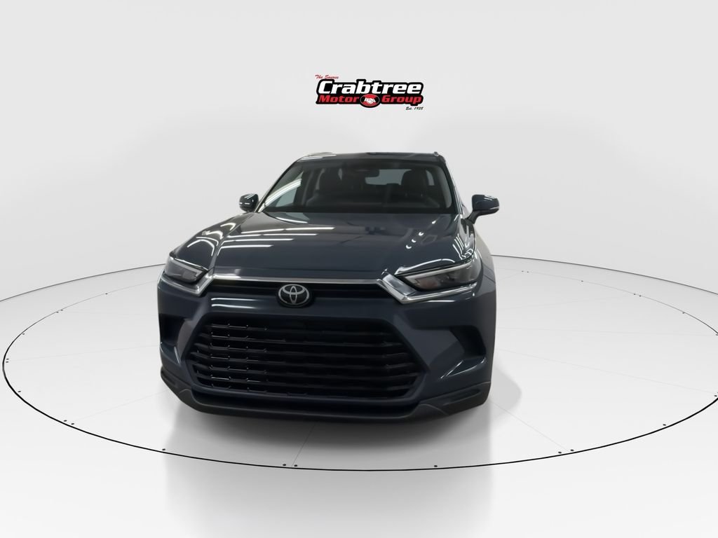 Used 2025 White Toyota XLE image 3