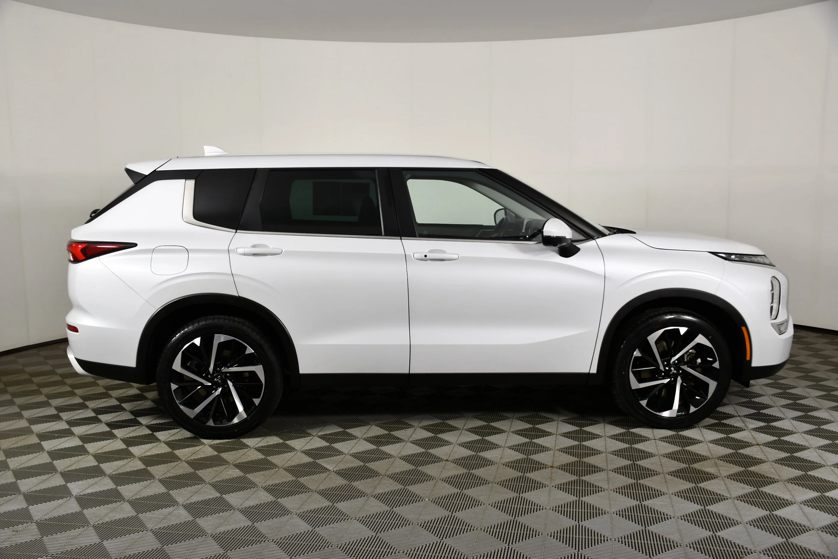 Certified Used 2023 White Diamond Mitsubishi SE image 5