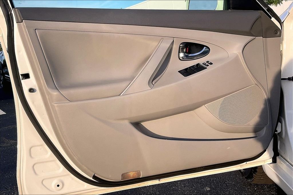 Used 2007 White Toyota Base image 21
