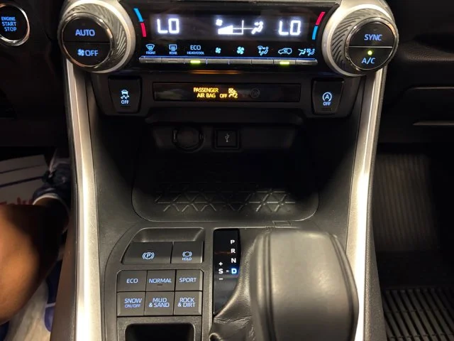 Used 2020  Toyota XLE image 21