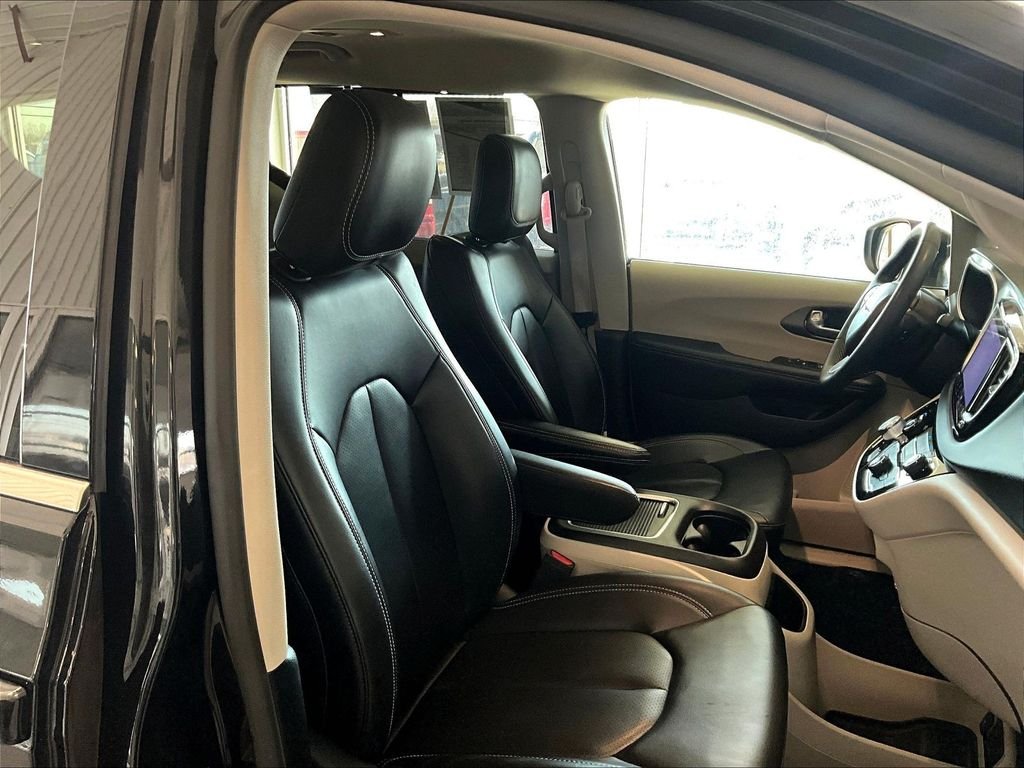 Used 2023 Black Chrysler Touring L image 11