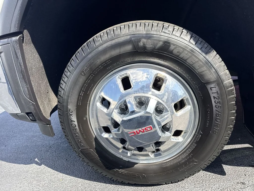 Used 2025 White GMC SLT image 10