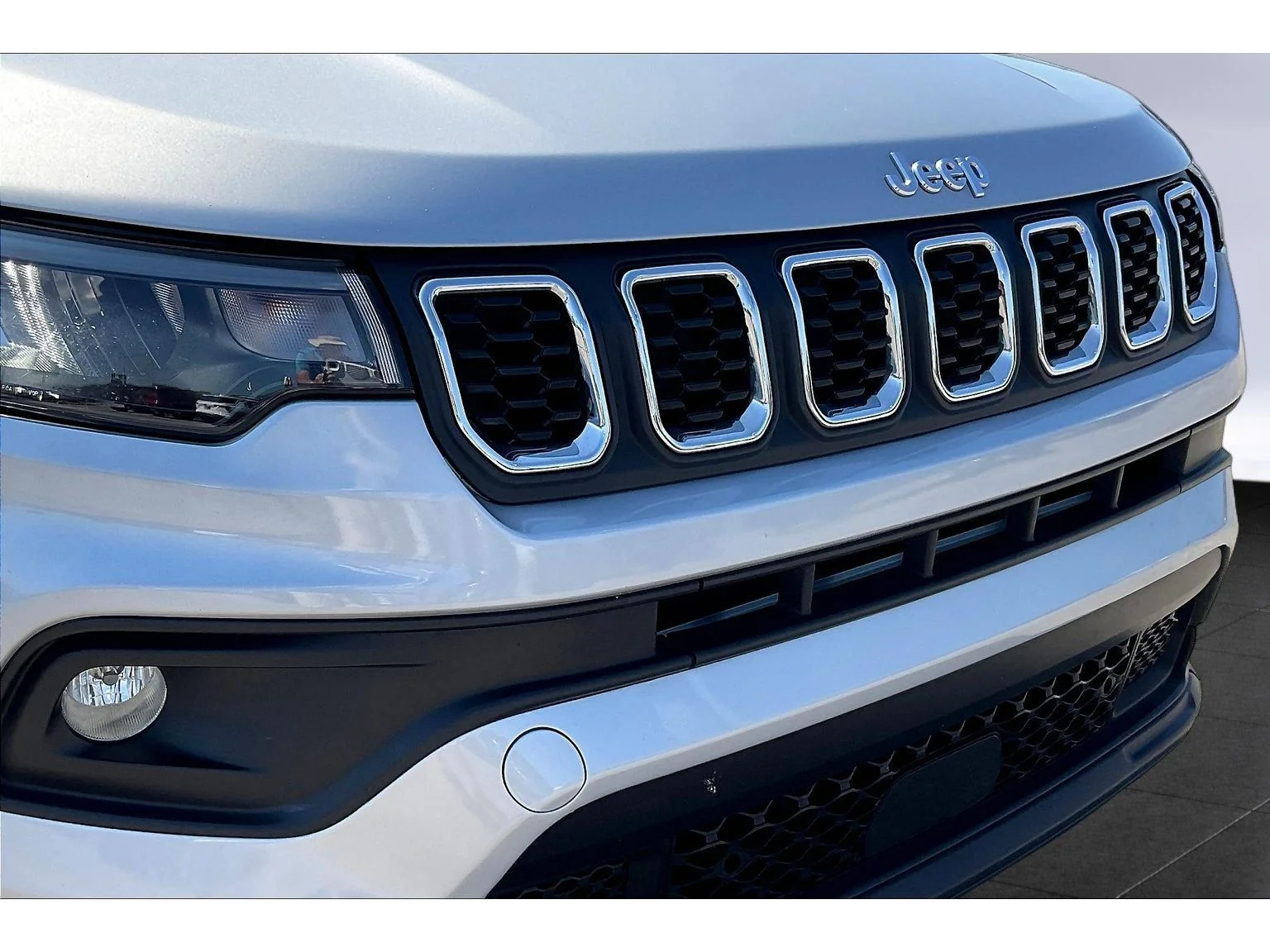 Used 2024 Silver Jeep Latitude image 20