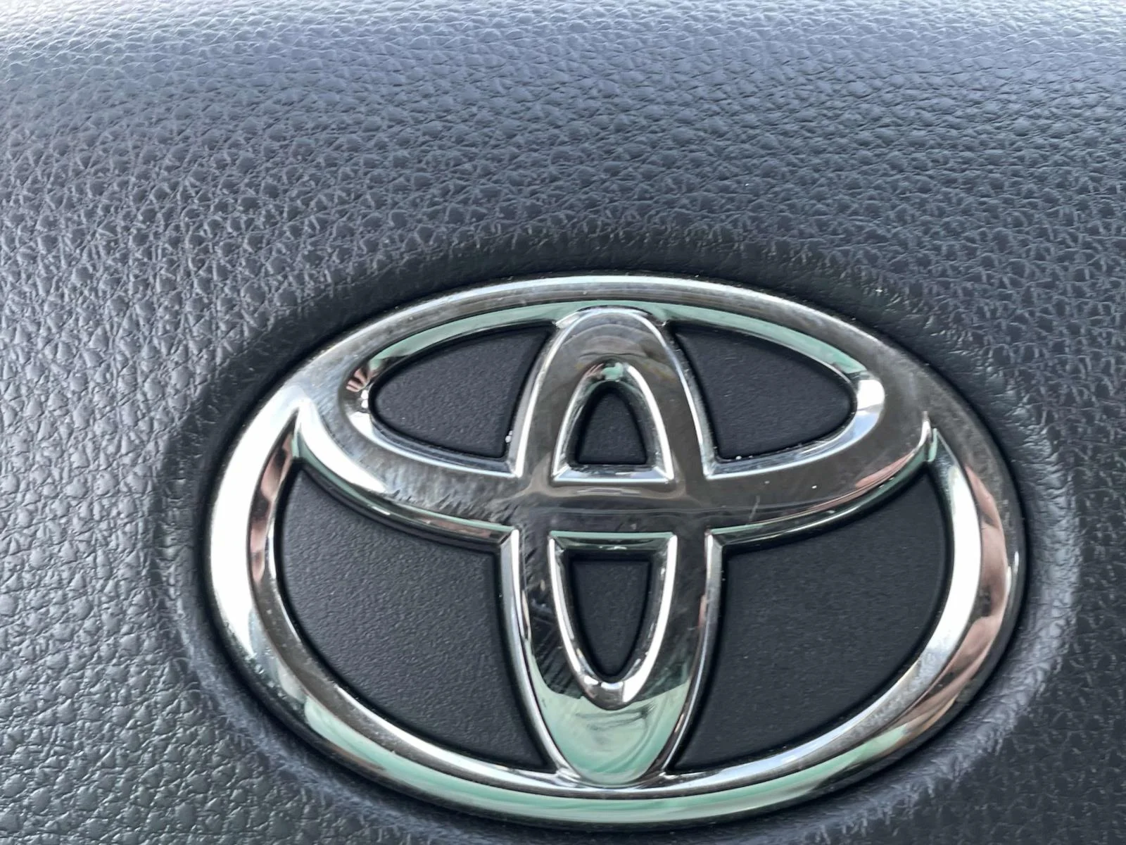 Used 2023 Off-white Toyota LE image 29