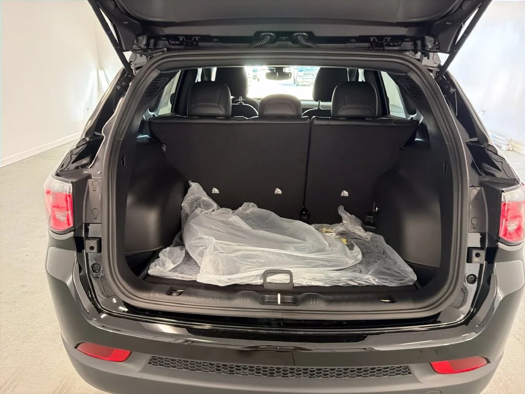 New 2027 Black Jeep Latitude image 8