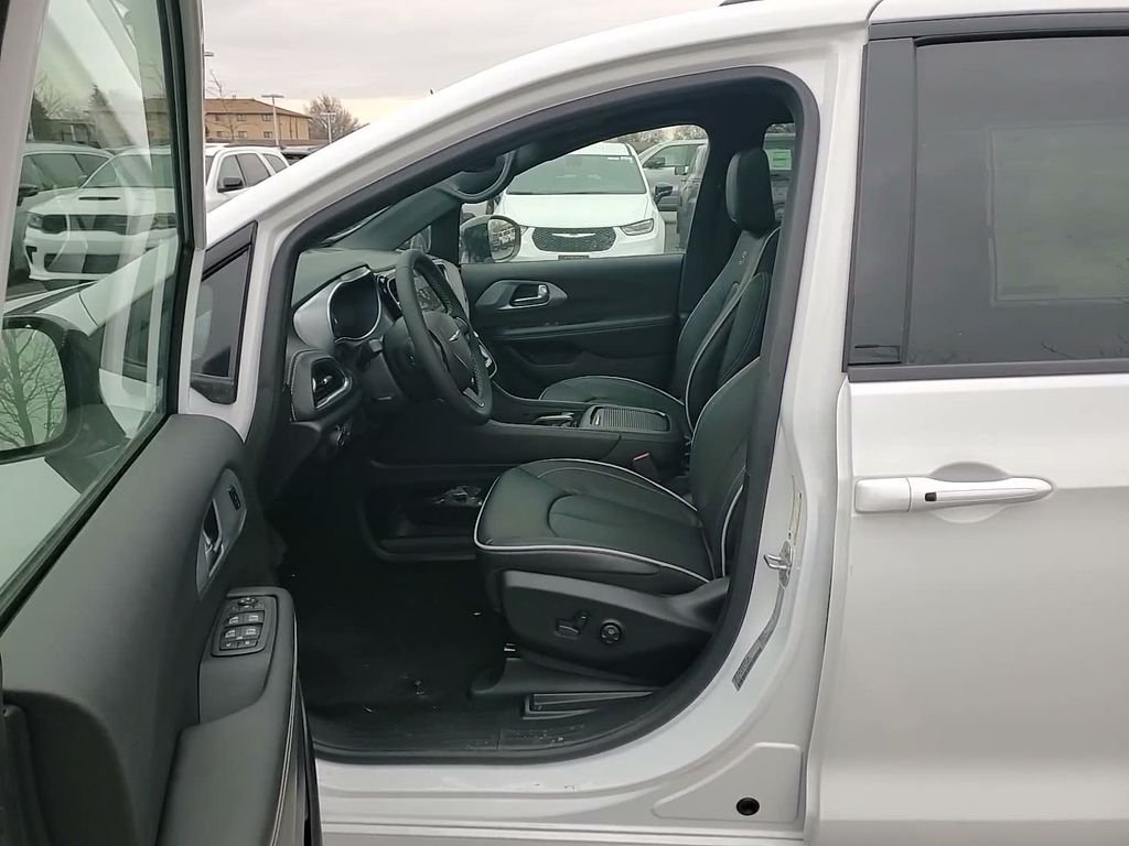 2026 Chrysler Pacifica Limited - Photo 13