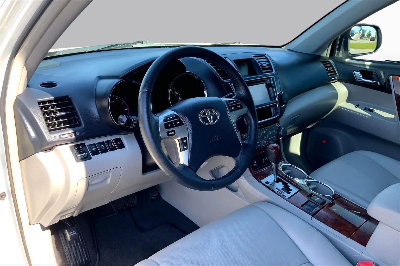 Used 2013 Blizzard Pearl Toyota Limited image 18