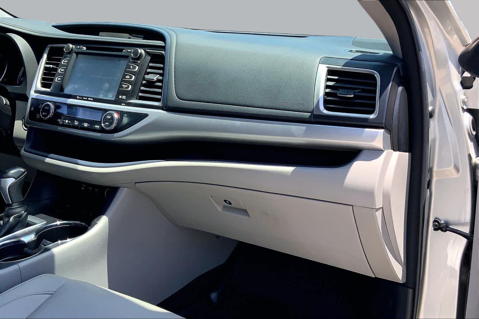 Used 2018 Celestial Silver Metallic Toyota XLE image 19