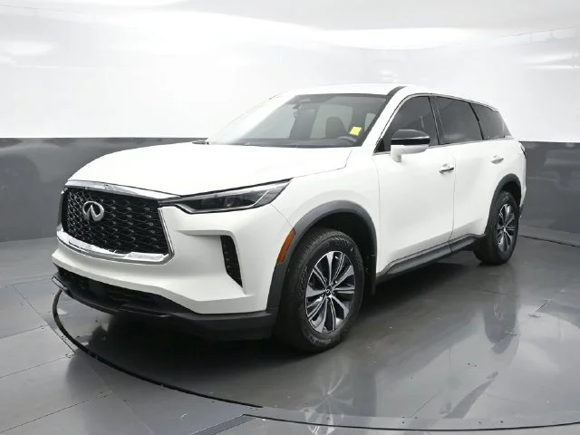 Used 2024 White INFINITI PURE image 3