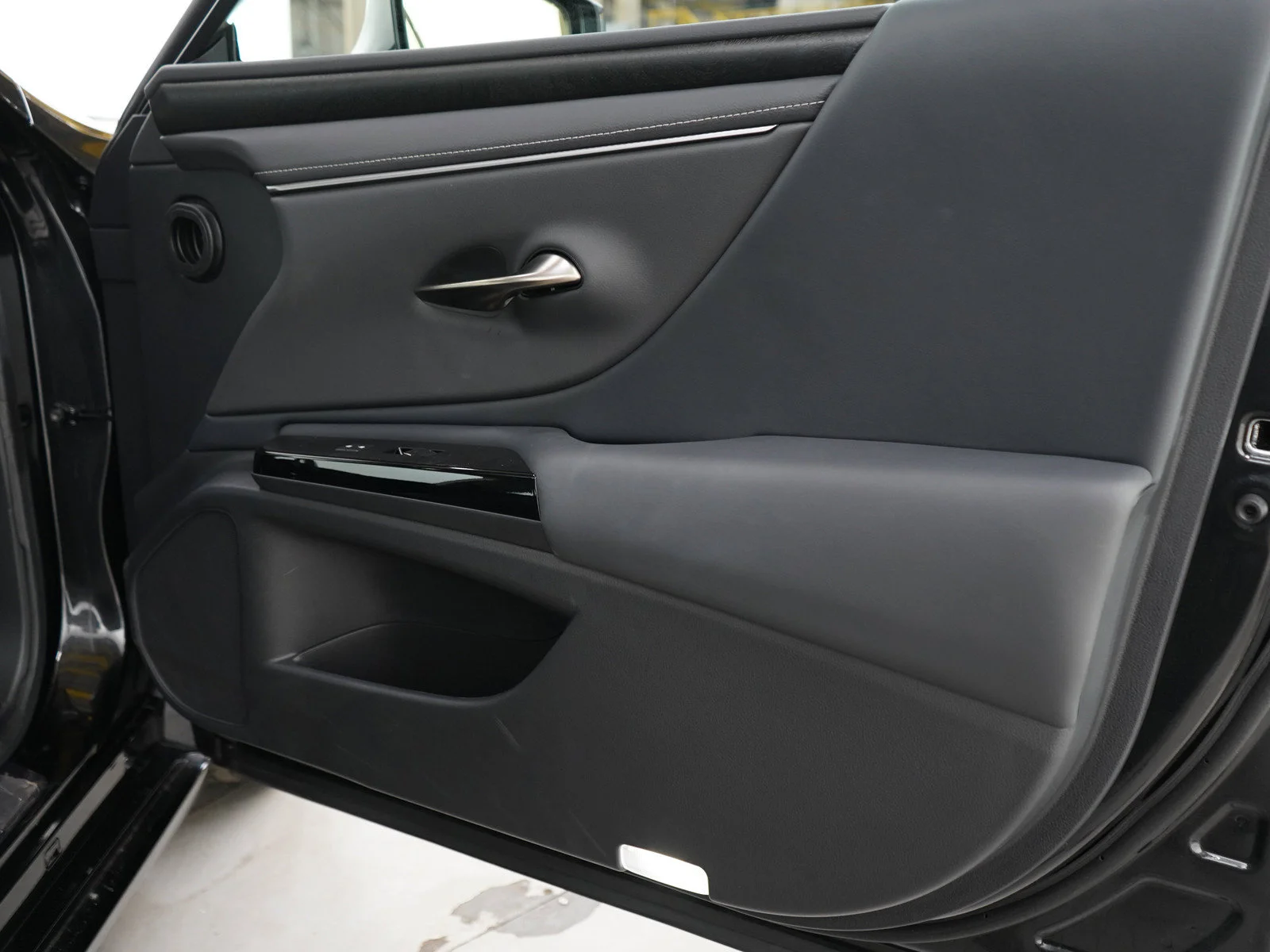 Used 2025 Obsidian Lexus 300h F SPORT Handling image 9