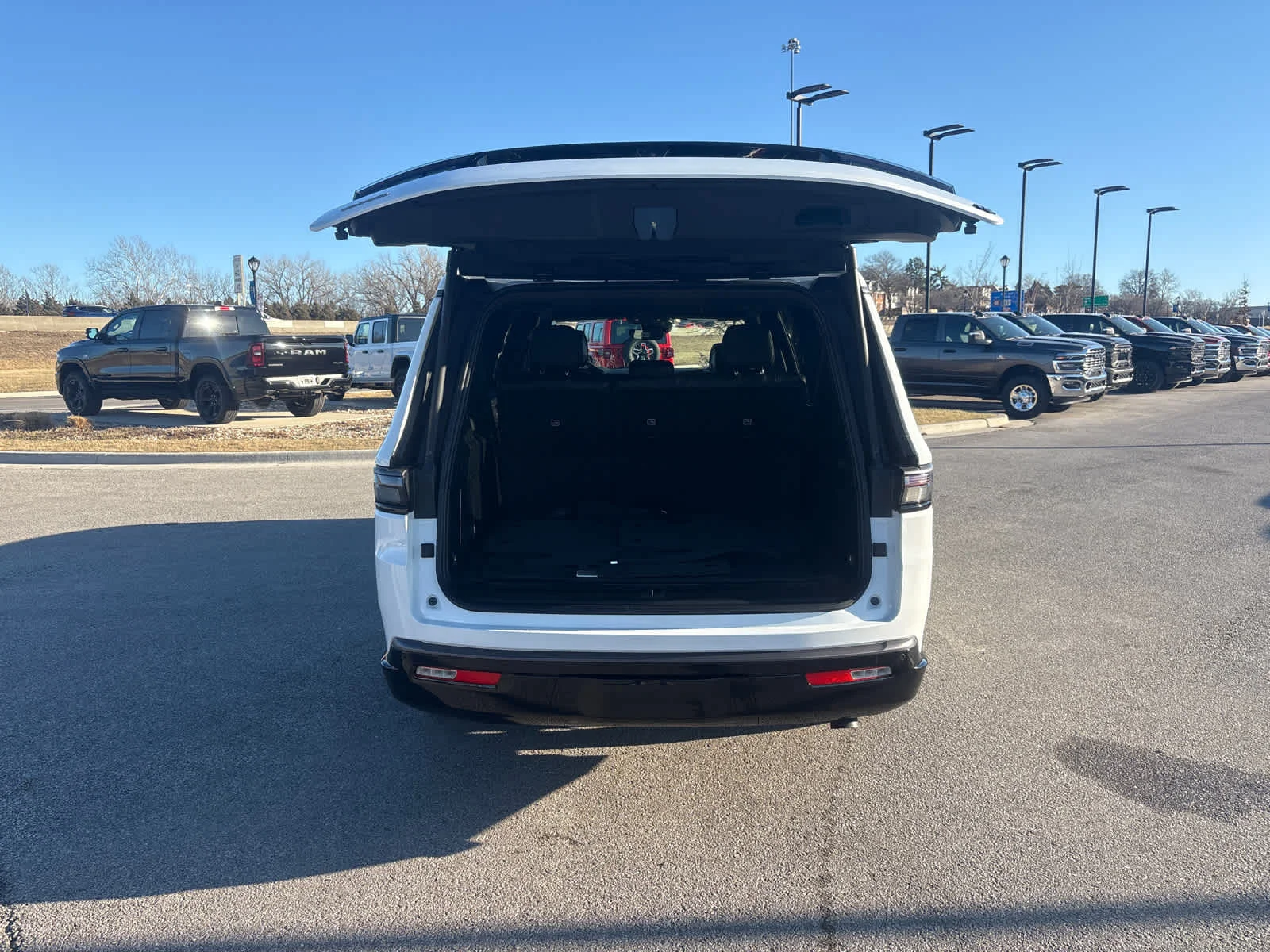 New 2026 Bright White Clear-Coat Exterior Paint Jeep Limited Altitude image 11