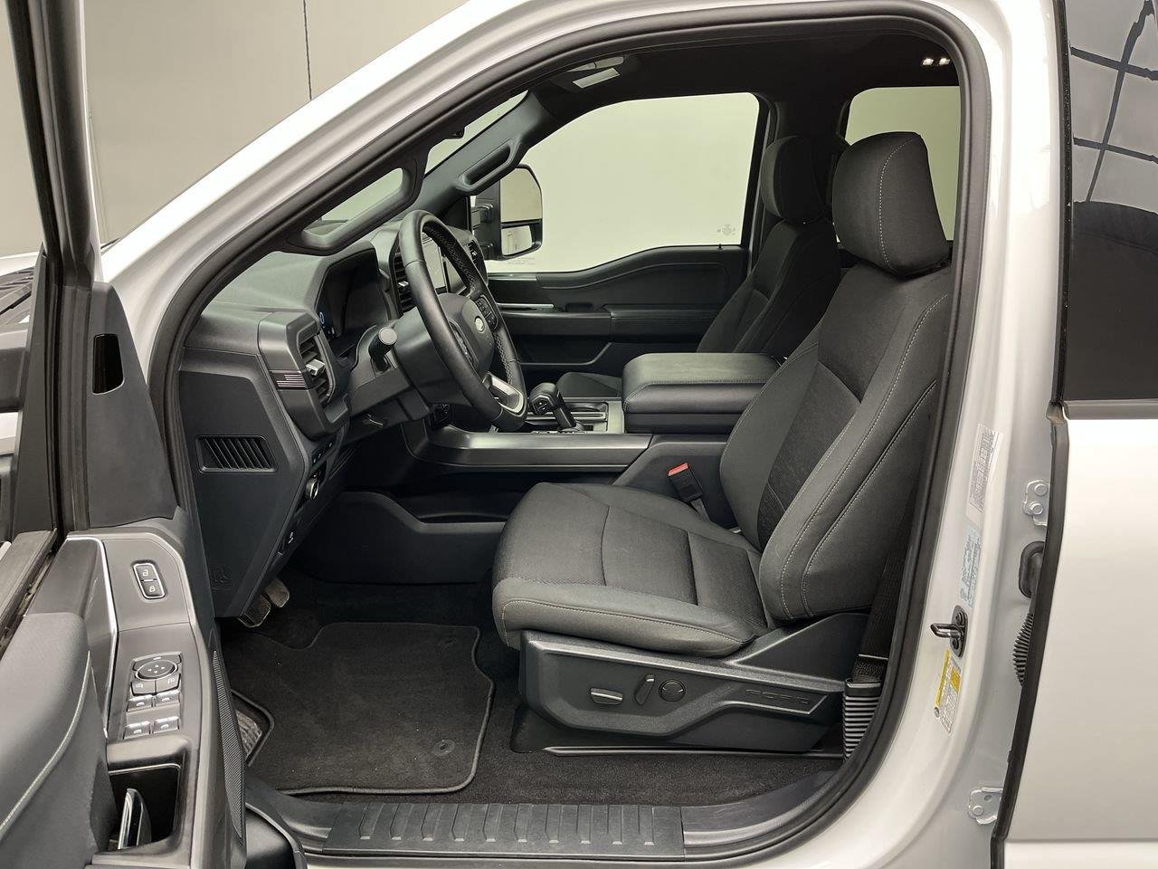 Used 2024 Oxford White Ford XLT image 3