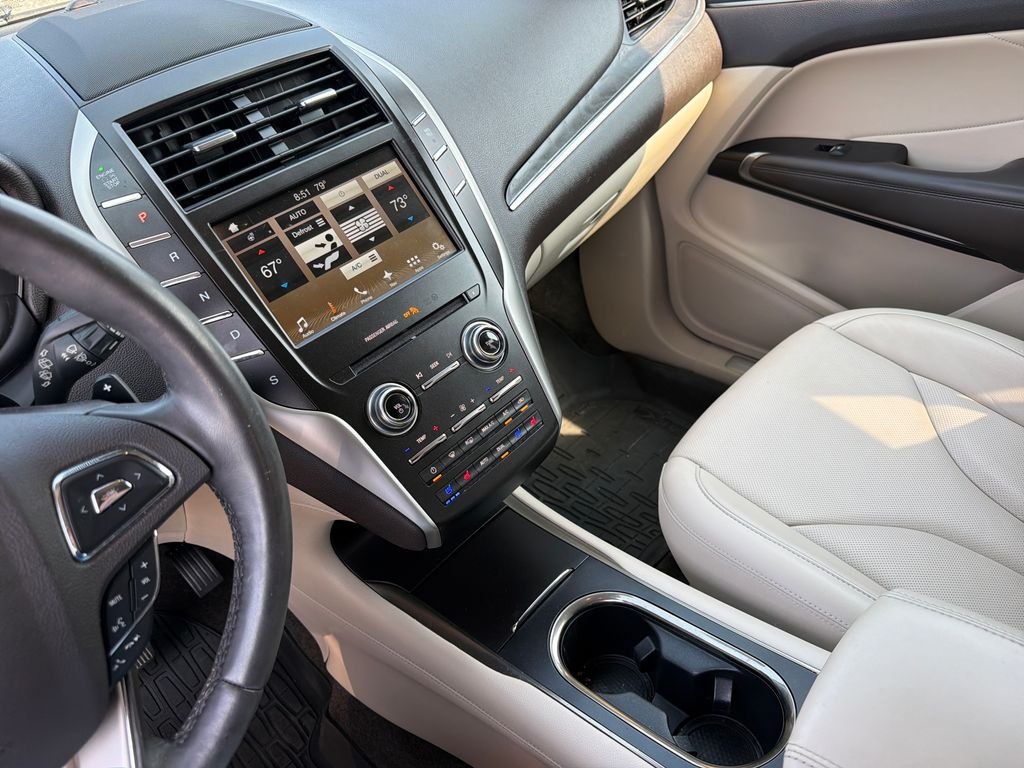 Used 2018 White Platinum Clearcoat Metallic Lincoln Reserve image 23