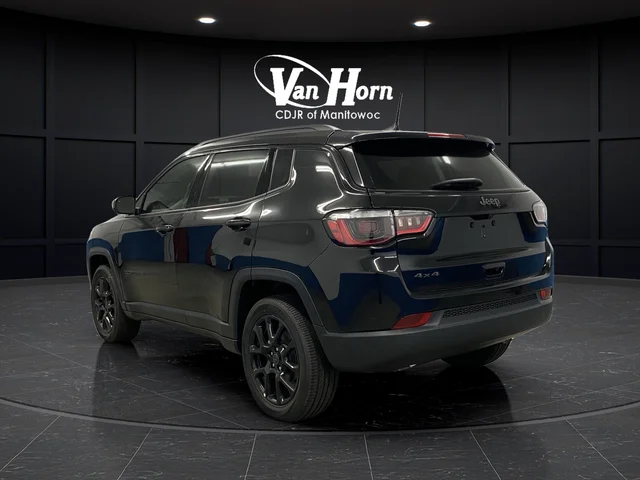 New 2026 Diamond Black Crystal Pearl-Coat Exterior Paint Jeep Latitude image 3