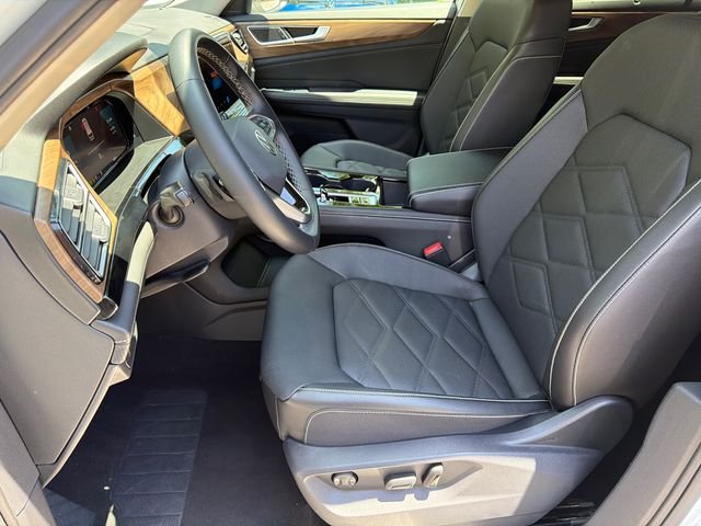 Used 2025  Volkswagen 2.0T SE w/Technology image 9