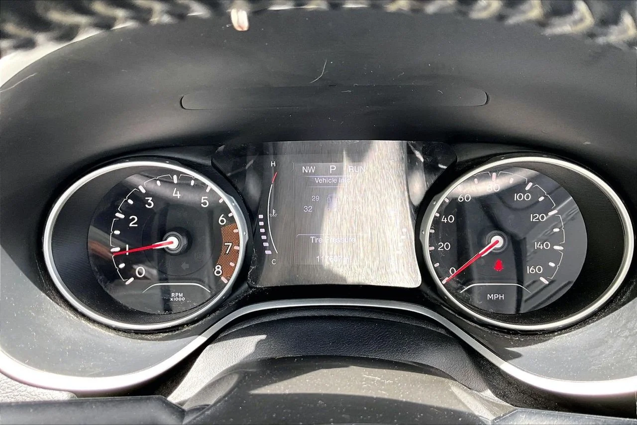 Used 2019 Silver Jeep Latitude image 10